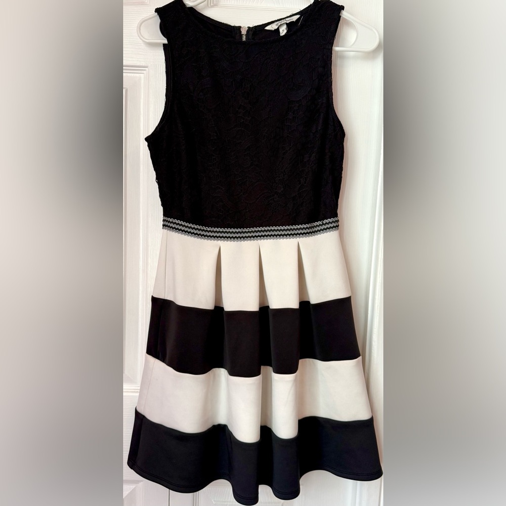 Elegant Black and White Sleeveless Dress